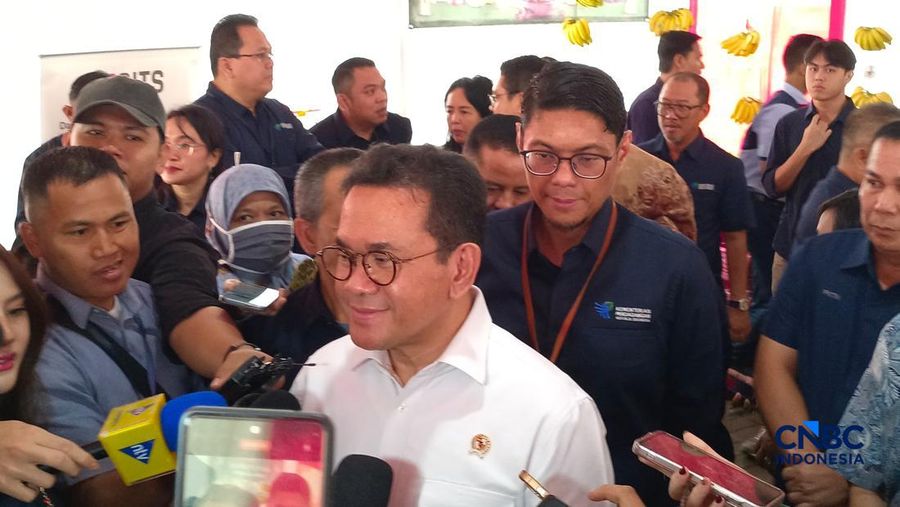 Menteri Perdagangan (Mendag) Budi Santoso saat membuka Pasar Murah di kantor Kementerian Perdagangan (Kemendag) Jakarta, Rabu (18/2/2026). (CNBC Indonesia/Martyasari Rizky)