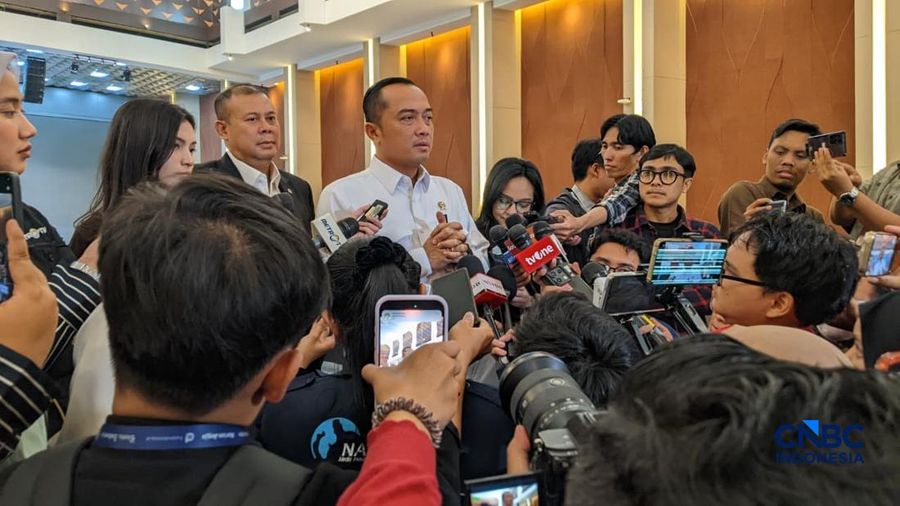 Menteri Sekretaris Negara Prasetyo Hadi memberikan keterangan kepada wartawan di Gedung DPR, Senayan, Jakarta, Rabu (17/2/2026). (CNBC Indonesia/Emir Yanwardhana)