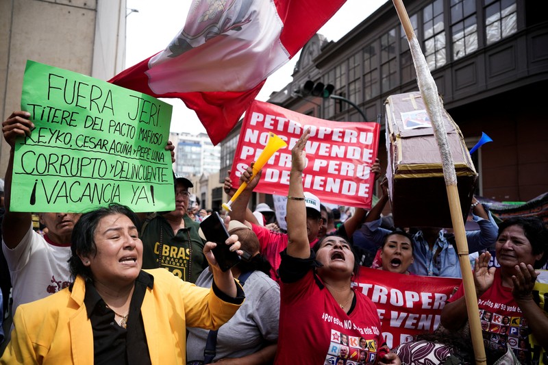 Orang-orang berkumpul setelah Kongres Peru menggulingkan Presiden Jose Jeri menyusul skandal pertemuan rahasia dengan seorang pengusaha Tiongkok, di Lima, Peru, 17 Februari 2026. (REUTERS/Angela Ponce)