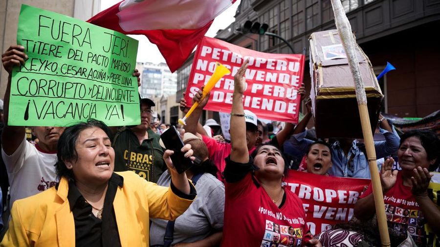 Orang-orang berkumpul setelah Kongres Peru menggulingkan Presiden Jose Jeri menyusul skandal pertemuan rahasia dengan seorang pengusaha Tiongkok, di Lima, Peru, 17 Februari 2026. (REUTERS/Angela Ponce)