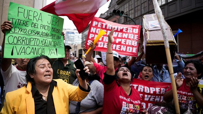 Potret Warga Pesta di Jalan Usai Presiden "Dipecat" karena Skandal