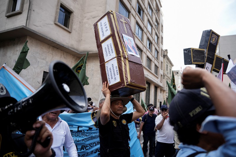 Orang-orang berkumpul setelah Kongres Peru menggulingkan Presiden Jose Jeri menyusul skandal pertemuan rahasia dengan seorang pengusaha Tiongkok, di Lima, Peru, 17 Februari 2026. (REUTERS/Angela Ponce)