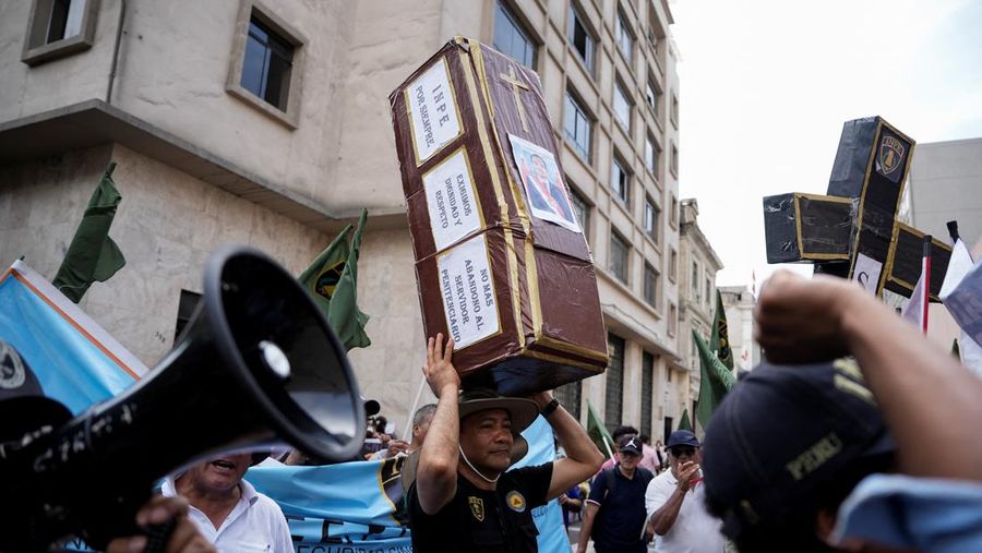 Orang-orang berkumpul setelah Kongres Peru menggulingkan Presiden Jose Jeri menyusul skandal pertemuan rahasia dengan seorang pengusaha Tiongkok, di Lima, Peru, 17 Februari 2026. (REUTERS/Angela Ponce)