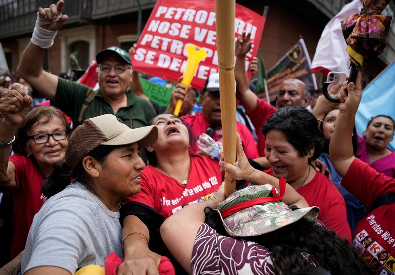 Orang-orang berkumpul setelah Kongres Peru menggulingkan Presiden Jose Jeri menyusul skandal pertemuan rahasia dengan seorang pengusaha Tiongkok, di Lima, Peru, 17 Februari 2026. (REUTERS/Angela Ponce)