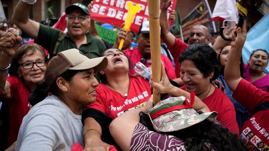 Orang-orang berkumpul setelah Kongres Peru menggulingkan Presiden Jose Jeri menyusul skandal pertemuan rahasia dengan seorang pengusaha Tiongkok, di Lima, Peru, 17 Februari 2026. (REUTERS/Angela Ponce)