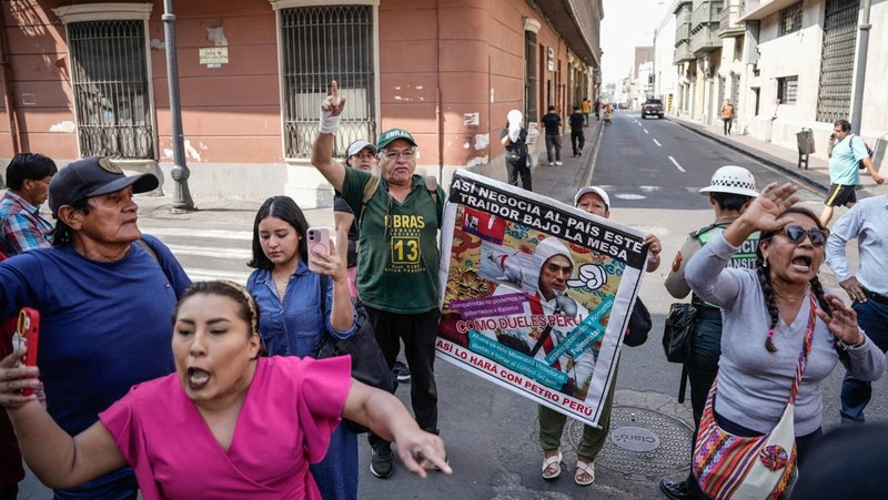 Orang-orang berkumpul setelah Kongres Peru menggulingkan Presiden Jose Jeri menyusul skandal pertemuan rahasia dengan seorang pengusaha Tiongkok, di Lima, Peru, 17 Februari 2026. (REUTERS/Angela Ponce)