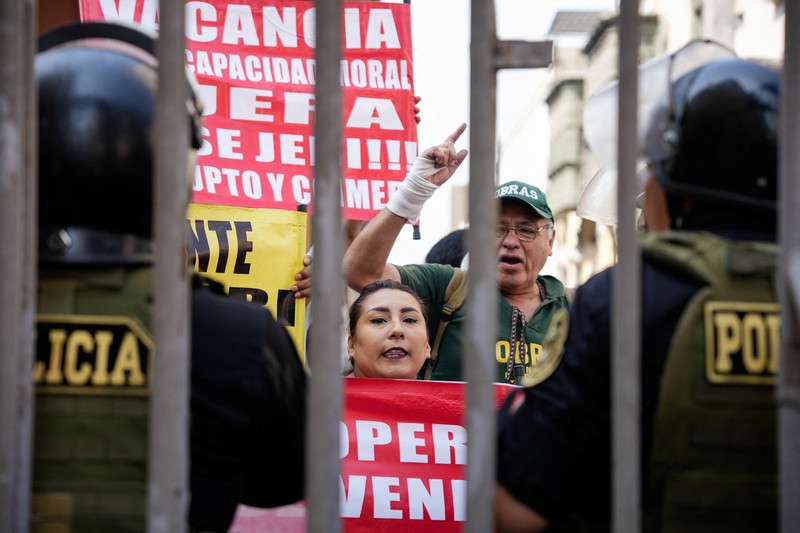 Orang-orang berkumpul setelah Kongres Peru menggulingkan Presiden Jose Jeri menyusul skandal pertemuan rahasia dengan seorang pengusaha Tiongkok, di Lima, Peru, 17 Februari 2026. (REUTERS/Angela Ponce)