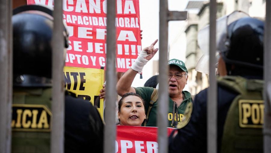 Orang-orang berkumpul setelah Kongres Peru menggulingkan Presiden Jose Jeri menyusul skandal pertemuan rahasia dengan seorang pengusaha Tiongkok, di Lima, Peru, 17 Februari 2026. (REUTERS/Angela Ponce)