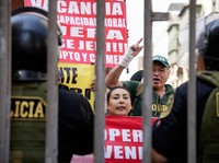 Orang-orang berkumpul untuk melakukan protes saat Kongres Peru mengadakan sesi darurat untuk membahas mosi untuk mencopot Presiden Jose Jeri, ketika pemerintah bergulat dengan skandal terkait laporan pertemuan Presiden yang tidak diungkapkan dengan s