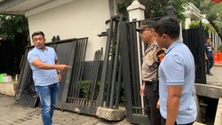 Mobil Tabrak Pagar Rumah Jusuf Kalla di Jaksel