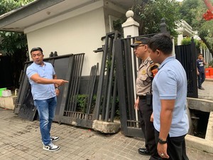 Mobil Tabrak Pagar Rumah Jusuf Kalla di Jaksel