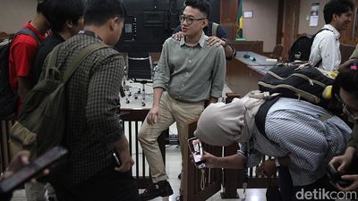 Pakai Gelang GPS, Delpedro Dkk Jalani Sidang Sebagai Tahanan Kota