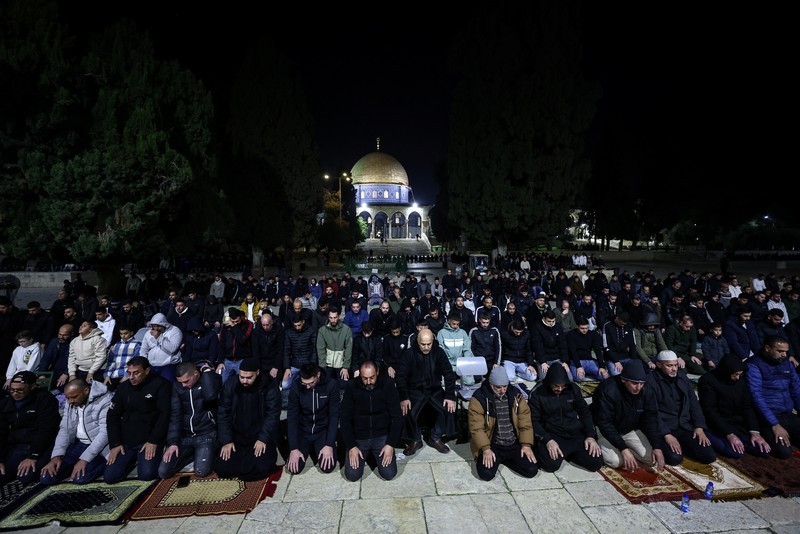 Para jamaah Muslim Palestina mengikuti salat Tarawih di malam hari pada bulan suci Ramadhan, di kompleks Al-Aqsa, yang dikenal oleh orang Yahudi sebagai Bukit Bait Suci, di Kota Tua Yerusalem, 17 Februari 2026. (REUTERS/Jamal Awad)