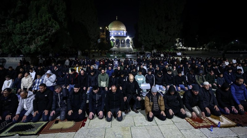 Para jamaah Muslim Palestina mengikuti salat Tarawih di malam hari pada bulan suci Ramadhan, di kompleks Al-Aqsa, yang dikenal oleh orang Yahudi sebagai Bukit Bait Suci, di Kota Tua Yerusalem, 17 Februari 2026. (REUTERS/Jamal Awad)