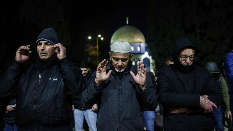Para jamaah Muslim Palestina mengikuti salat Tarawih di malam hari pada bulan suci Ramadhan, di kompleks Al-Aqsa, yang dikenal oleh orang Yahudi sebagai Bukit Bait Suci, di Kota Tua Yerusalem, 17 Februari 2026. (REUTERS/Jamal Awad)