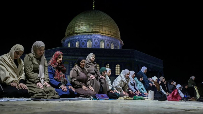 Para jamaah Muslim Palestina mengikuti salat Tarawih di malam hari pada bulan suci Ramadhan, di kompleks Al-Aqsa, yang dikenal oleh orang Yahudi sebagai Bukit Bait Suci, di Kota Tua Yerusalem, 17 Februari 2026. (REUTERS/Jamal Awad)