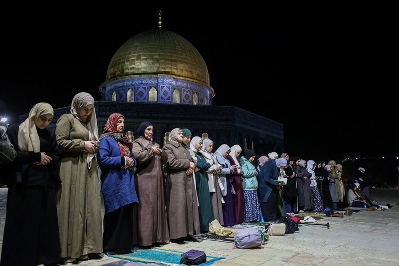 Para jamaah Muslim Palestina mengikuti salat Tarawih di malam hari pada bulan suci Ramadhan, di kompleks Al-Aqsa, yang dikenal oleh orang Yahudi sebagai Bukit Bait Suci, di Kota Tua Yerusalem, 17 Februari 2026. (REUTERS/Jamal Awad)