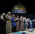 Potret Suasana Warga Palestina Salat Tarawih Pertama di Al-Aqsa