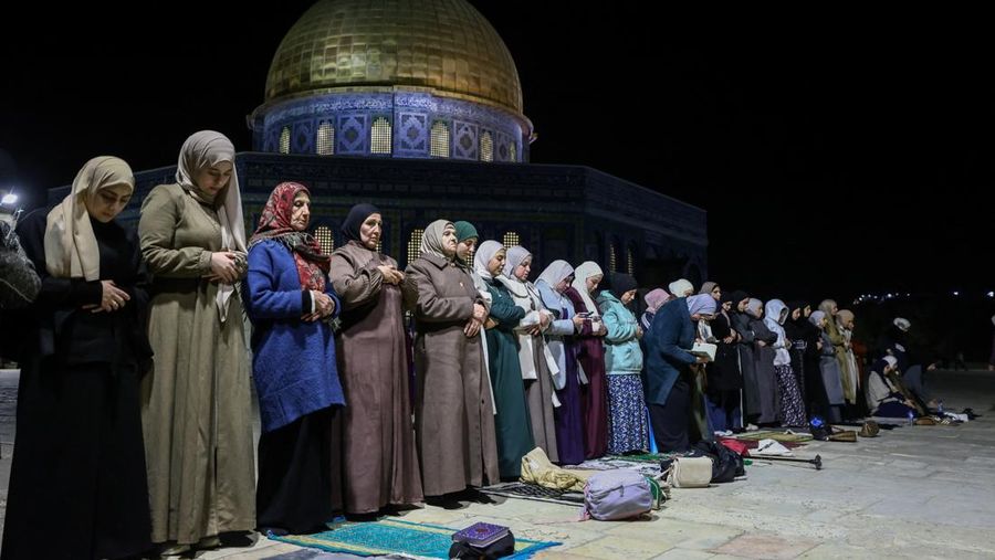 Para jamaah Muslim Palestina mengikuti salat Tarawih di malam hari pada bulan suci Ramadhan, di kompleks Al-Aqsa, yang dikenal oleh orang Yahudi sebagai Bukit Bait Suci, di Kota Tua Yerusalem, 17 Februari 2026. (REUTERS/Jamal Awad)
