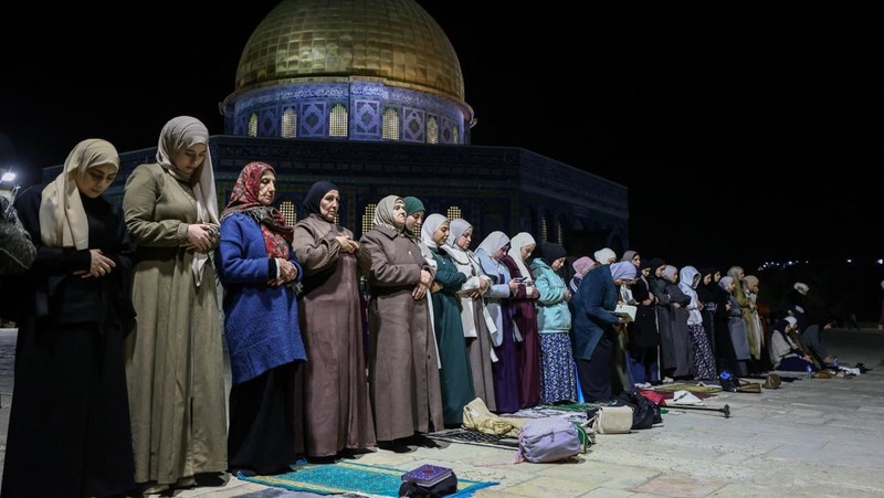 Para jamaah Muslim Palestina mengikuti salat Tarawih di malam hari pada bulan suci Ramadhan, di kompleks Al-Aqsa, yang dikenal oleh orang Yahudi sebagai Bukit Bait Suci, di Kota Tua Yerusalem, 17 Februari 2026. (REUTERS/Jamal Awad)