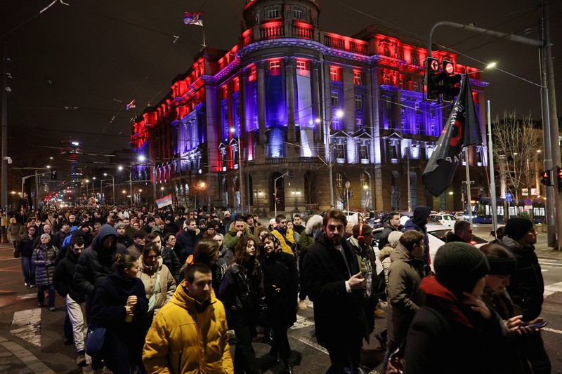 Para pengunjuk rasa melemparkan suar ke arah polisi selama demonstrasi menentang pembangunan proyek akuarium yang menurut mereka akan merusak taman umum, di Belgrade, Serbia, 17 Februari 2026. (REUTERS/Zorana Jevtic)