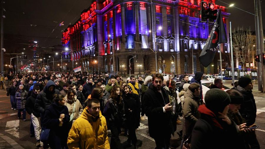 Para pengunjuk rasa melemparkan suar ke arah polisi selama demonstrasi menentang pembangunan proyek akuarium yang menurut mereka akan merusak taman umum, di Belgrade, Serbia, 17 Februari 2026. (REUTERS/Zorana Jevtic)