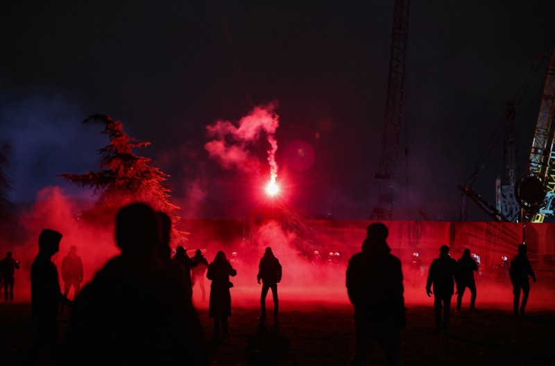 Para pengunjuk rasa melemparkan suar ke arah polisi selama demonstrasi menentang pembangunan proyek akuarium yang menurut mereka akan merusak taman umum, di Belgrade, Serbia, 17 Februari 2026. (REUTERS/Zorana Jevtic)