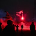 Para pengunjuk rasa melemparkan suar ke arah polisi selama demonstrasi menentang pembangunan proyek akuarium yang menurut mereka akan merusak taman umum, di Belgrade, Serbia, 17 Februari 2026. (REUTERS/Zorana Jevtic)