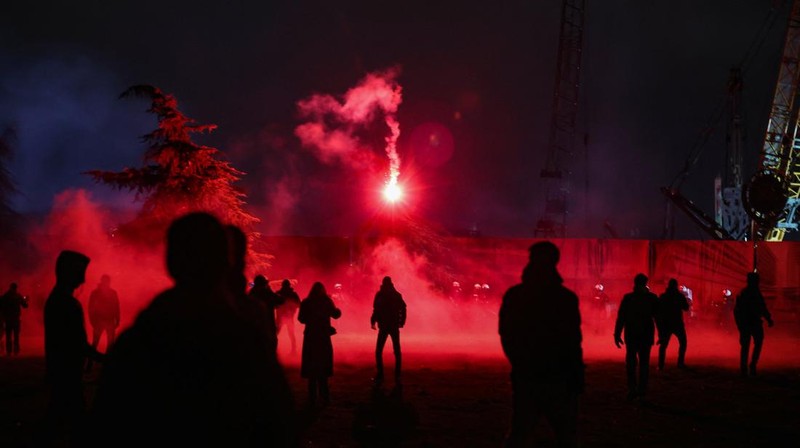 Para pengunjuk rasa melemparkan suar ke arah polisi selama demonstrasi menentang pembangunan proyek akuarium yang menurut mereka akan merusak taman umum, di Belgrade, Serbia, 17 Februari 2026. (REUTERS/Zorana Jevtic)