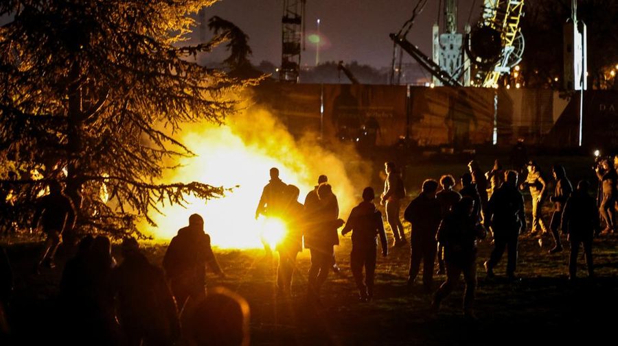 Para pengunjuk rasa melemparkan suar ke arah polisi selama demonstrasi menentang pembangunan proyek akuarium yang menurut mereka akan merusak taman umum, di Belgrade, Serbia, 17 Februari 2026. (REUTERS/Zorana Jevtic)