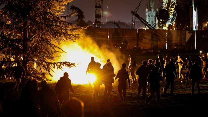 Para pengunjuk rasa melemparkan suar ke arah polisi selama demonstrasi menentang pembangunan proyek akuarium yang menurut mereka akan merusak taman umum, di Belgrade, Serbia, 17 Februari 2026. (REUTERS/Zorana Jevtic)