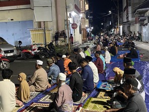 Tarawih Pertama, Jemaah Masjid Al Banjar Parepare Meluber hingga ke Jalanan