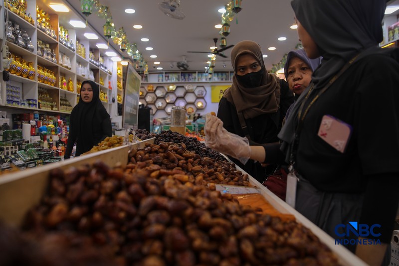 Pembeli memilih kurma yang dijual di kawasan Pasar Tanah Abang, Jakarta, Rabu (18/2/2026). (CNBC Indonesia/Faisal Rahman)