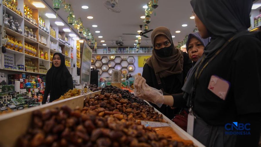 Pembeli memilih kurma yang dijual di kawasan Pasar Tanah Abang, Jakarta, Rabu (18/2/2026). (CNBC Indonesia/Faisal Rahman)