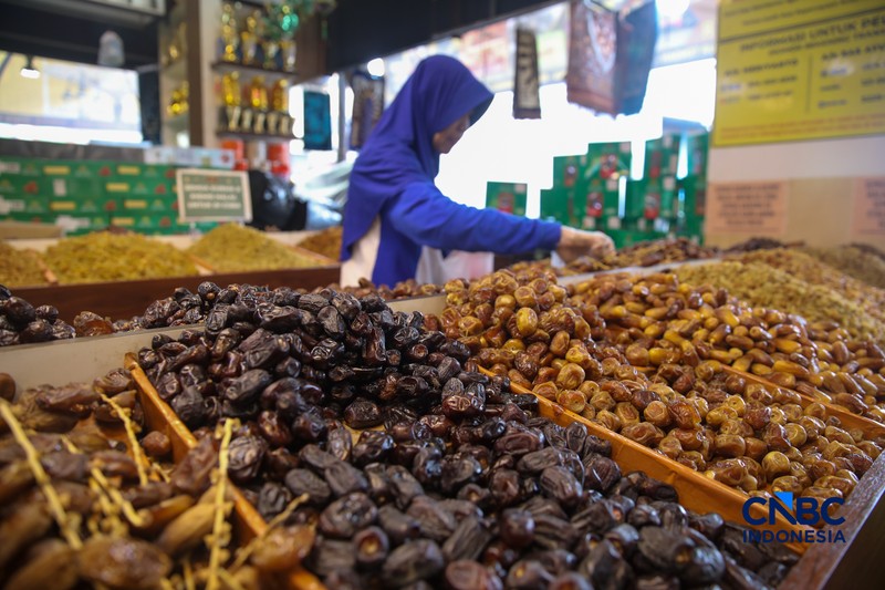 Pembeli memilih kurma yang dijual di kawasan Pasar Tanah Abang, Jakarta, Rabu (18/2/2026). (CNBC Indonesia/Faisal Rahman)