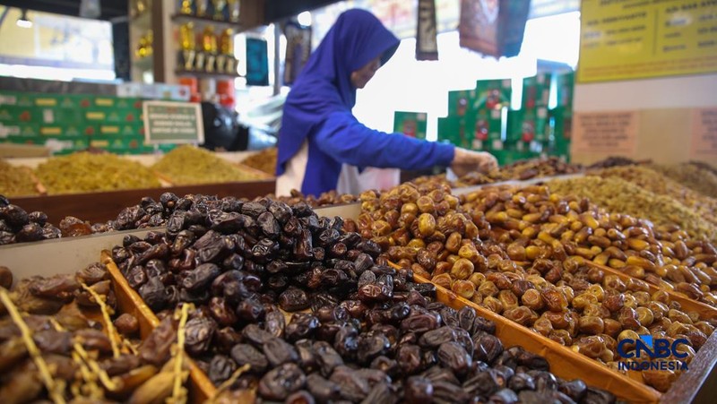 Pembeli memilih kurma yang dijual di kawasan Pasar Tanah Abang, Jakarta, Rabu (18/2/2026). (CNBC Indonesia/Faisal Rahman)