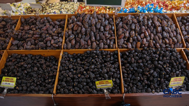 Pembeli memilih kurma yang dijual di kawasan Pasar Tanah Abang, Jakarta, Rabu (18/2/2026). (CNBC Indonesia/Faisal Rahman)
