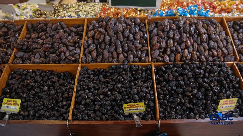 Pembeli memilih kurma yang dijual di kawasan Pasar Tanah Abang, Jakarta, Rabu (18/2/2026). (CNBC Indonesia/Faisal Rahman)