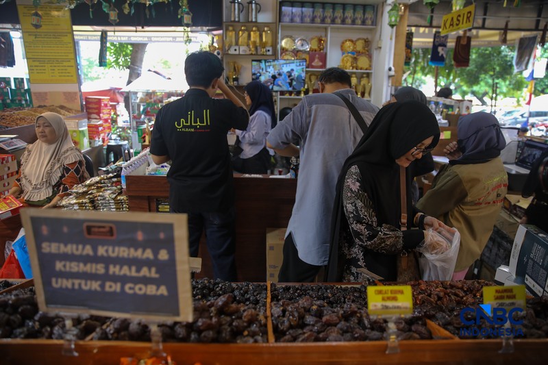 Pembeli memilih kurma yang dijual di kawasan Pasar Tanah Abang, Jakarta, Rabu (18/2/2026). (CNBC Indonesia/Faisal Rahman)