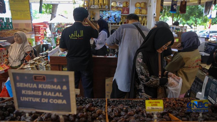 Pembeli memilih kurma yang dijual di kawasan Pasar Tanah Abang, Jakarta, Rabu (18/2/2026). (CNBC Indonesia/Faisal Rahman)