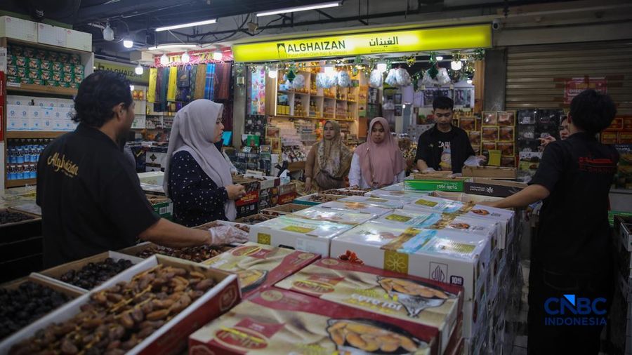 Pembeli memilih kurma yang dijual di kawasan Pasar Tanah Abang, Jakarta, Rabu (18/2/2026). (CNBC Indonesia/Faisal Rahman)