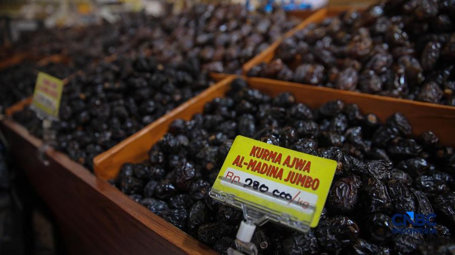 Pembeli memilih kurma yang dijual di kawasan Pasar Tanah Abang, Jakarta, Rabu (18/2/2026). (CNBC Indonesia/Faisal Rahman)