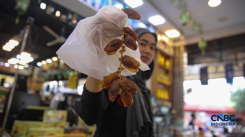 Pembeli memilih kurma yang dijual di kawasan Pasar Tanah Abang, Jakarta, Rabu (18/2/2026). (CNBC Indonesia/Faisal Rahman)