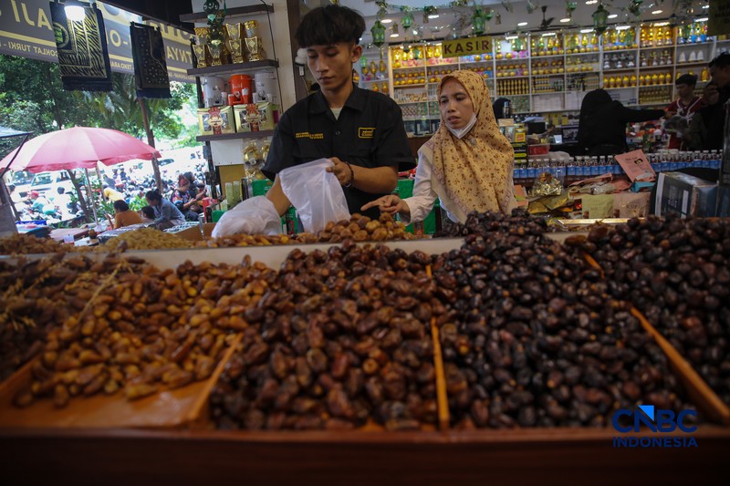 Pembeli memilih kurma yang dijual di kawasan Pasar Tanah Abang, Jakarta, Rabu (18/2/2026). (CNBC Indonesia/Faisal Rahman)