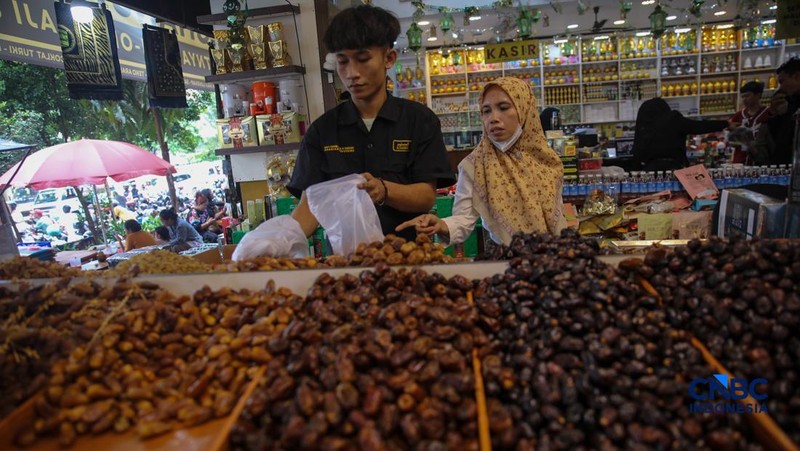 Pembeli memilih kurma yang dijual di kawasan Pasar Tanah Abang, Jakarta, Rabu (18/2/2026). (CNBC Indonesia/Faisal Rahman)