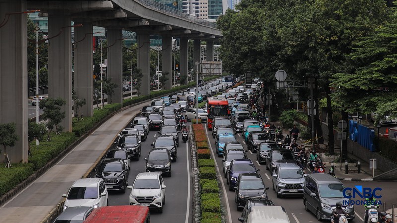 Pengendara melintas di samping tiang monorel yang telah dibongkar di Jalan HR Rasuna Said, Jakarta, Rabu (18/2/2026). (CNBC Indonesia/Faisal Rahman)