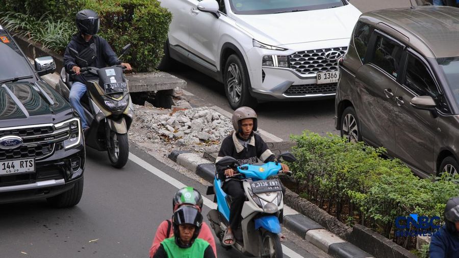 Pengendara melintas di samping tiang monorel yang telah dibongkar di Jalan HR Rasuna Said, Jakarta, Rabu (18/2/2026). (CNBC Indonesia/Faisal Rahman)