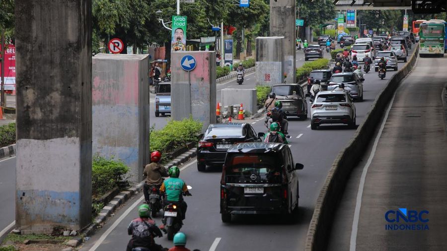 Pengendara melintas di samping tiang monorel yang telah dibongkar di Jalan HR Rasuna Said, Jakarta, Rabu (18/2/2026). (CNBC Indonesia/Faisal Rahman)