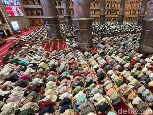 Hari Pertama Tarawih, Ribuan Jemaah Padati Masjid Istiqlal