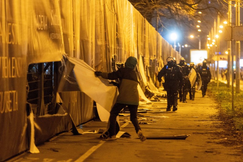 Para pengunjuk rasa melemparkan suar ke arah polisi selama demonstrasi menentang pembangunan proyek akuarium yang menurut mereka akan merusak taman umum, di Belgrade, Serbia, 17 Februari 2026. (REUTERS/Zorana Jevtic)